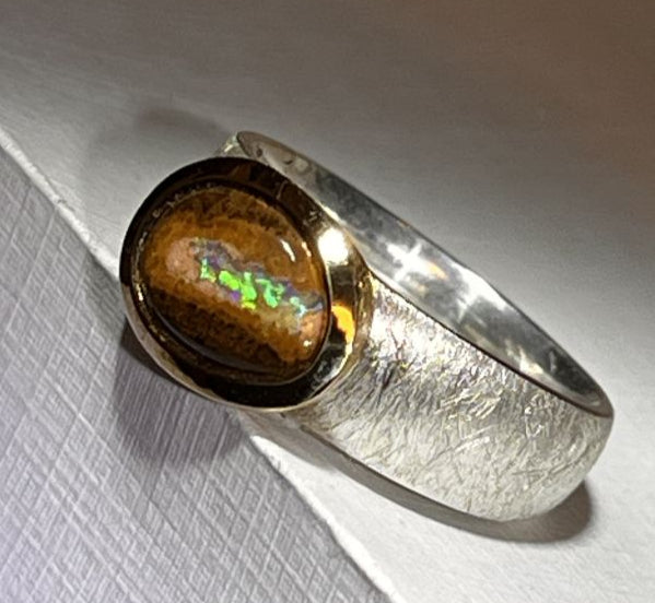 Boulder Opal Schöner Blick Ring in Silber mit vergoldeter Fassung