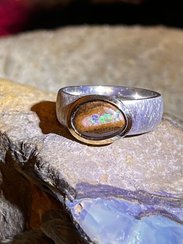 Boulder Opal Schöner Blick Ring in Silber mit vergoldeter Fassung