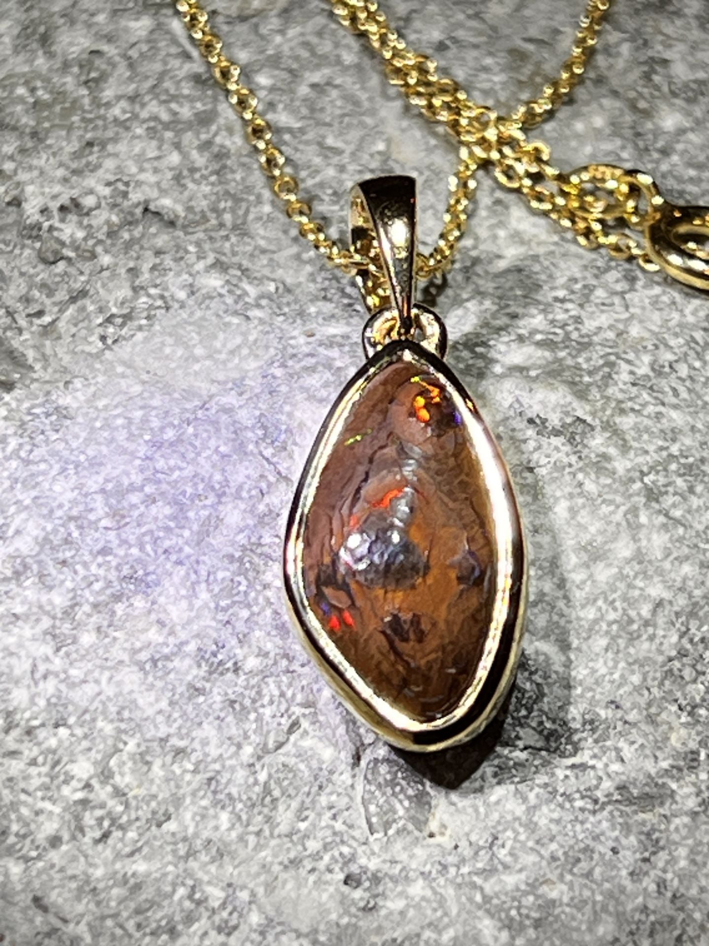 Rote Kristalle Boulder Opal Anhänger in Silber vergoldet