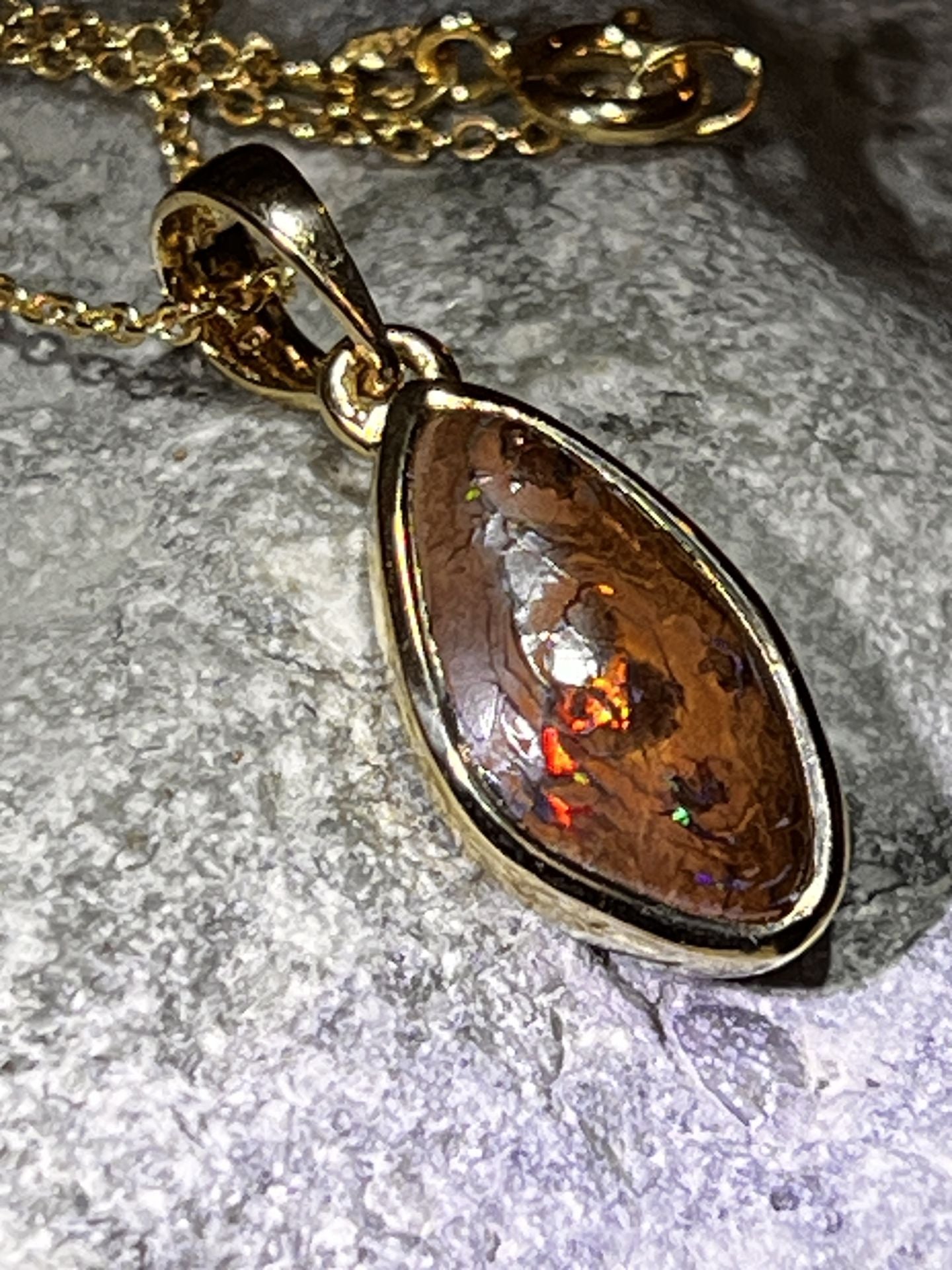 Rote Kristalle Boulder Opal Anhänger in Silber vergoldet