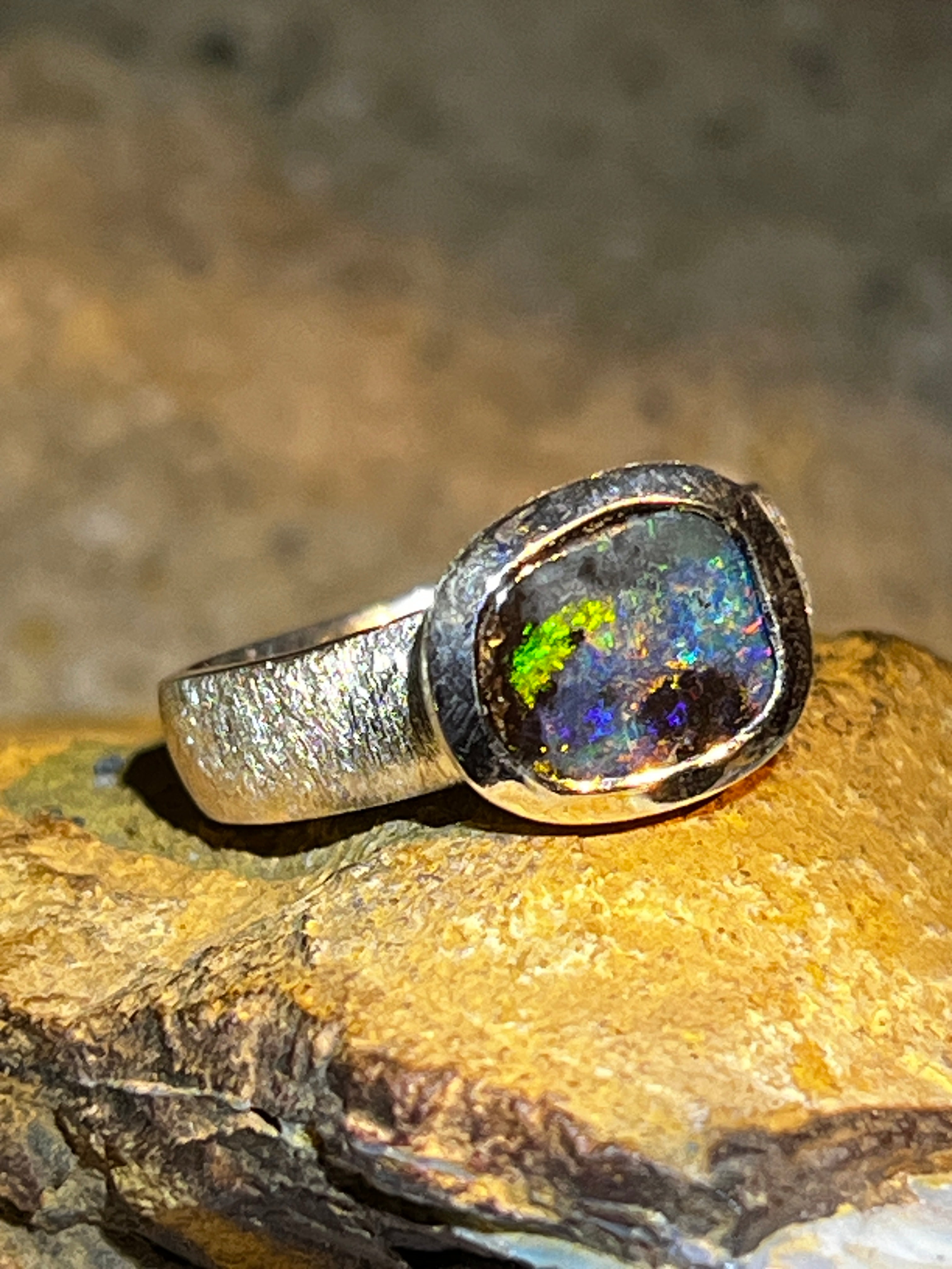 Australischer Boulder Opal mit grün blauen Blitzen Silberring