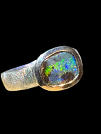 Australischer Boulder Opal mit grün blauen Blitzen Silberring