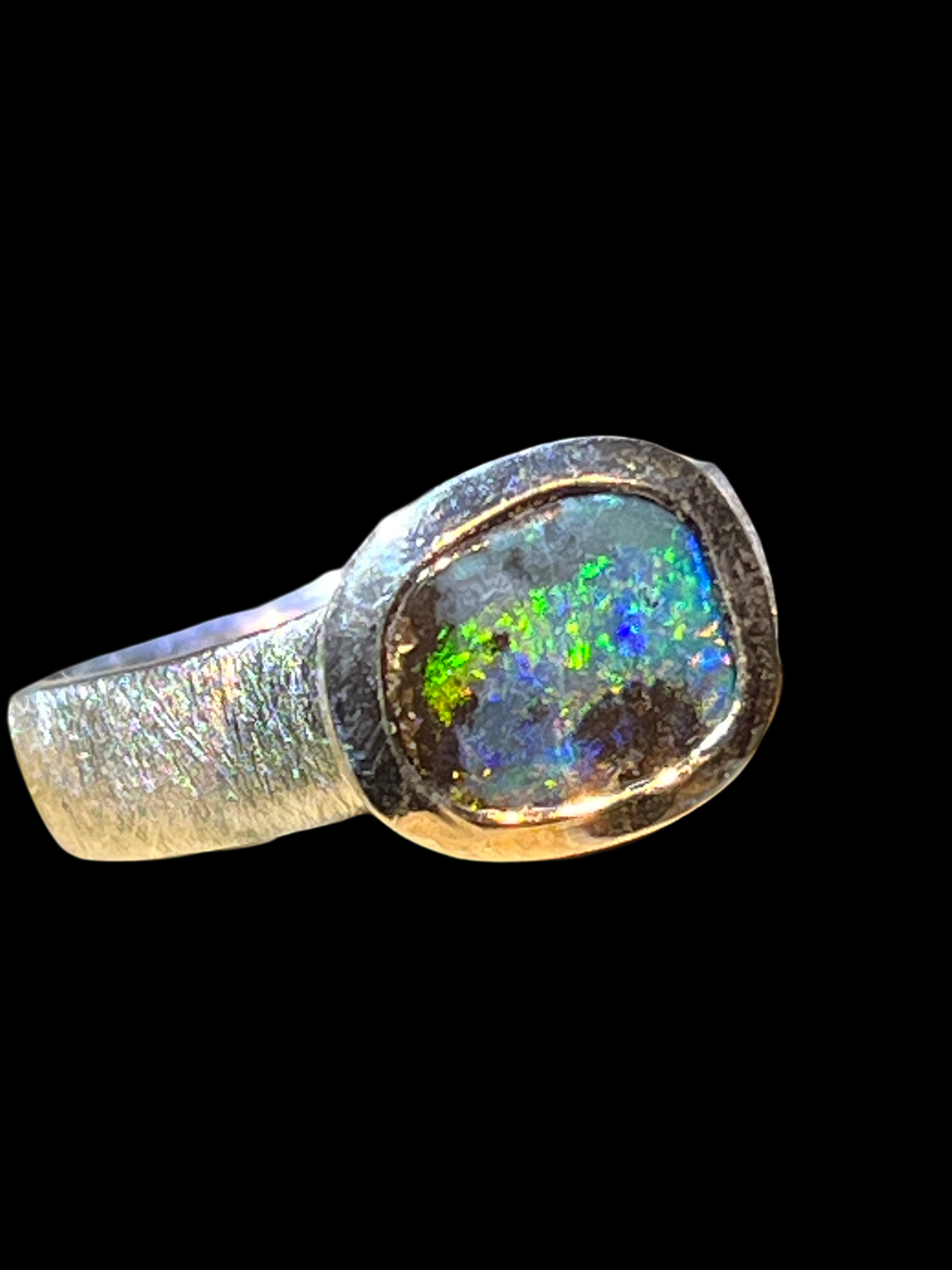 Australischer Boulder Opal mit grün blauen Blitzen Silberring
