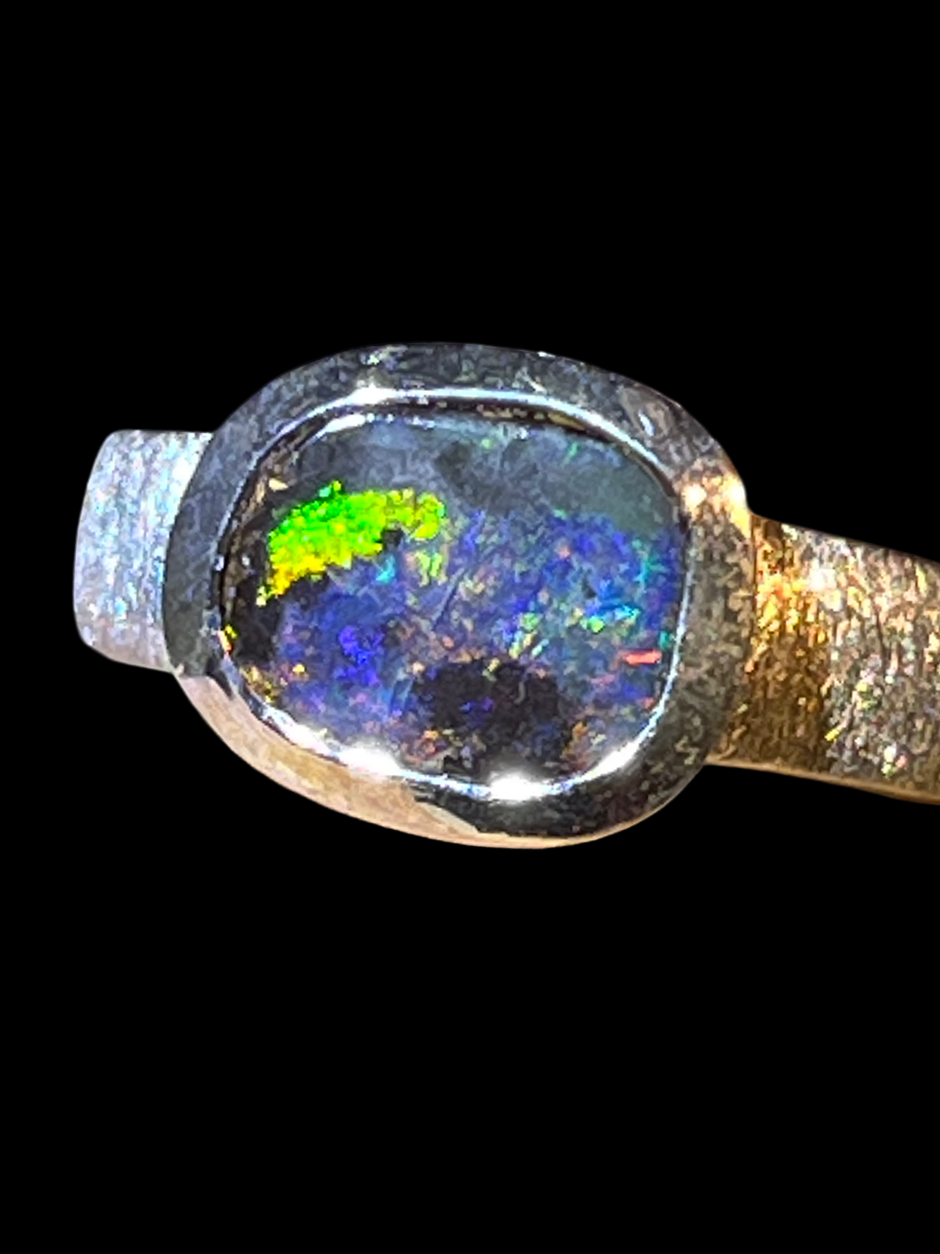 Australischer Boulder Opal mit grün blauen Blitzen Silberring