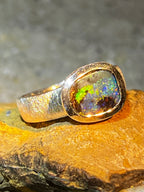 Australischer Boulder Opal mit grün blauen Blitzen Silberring