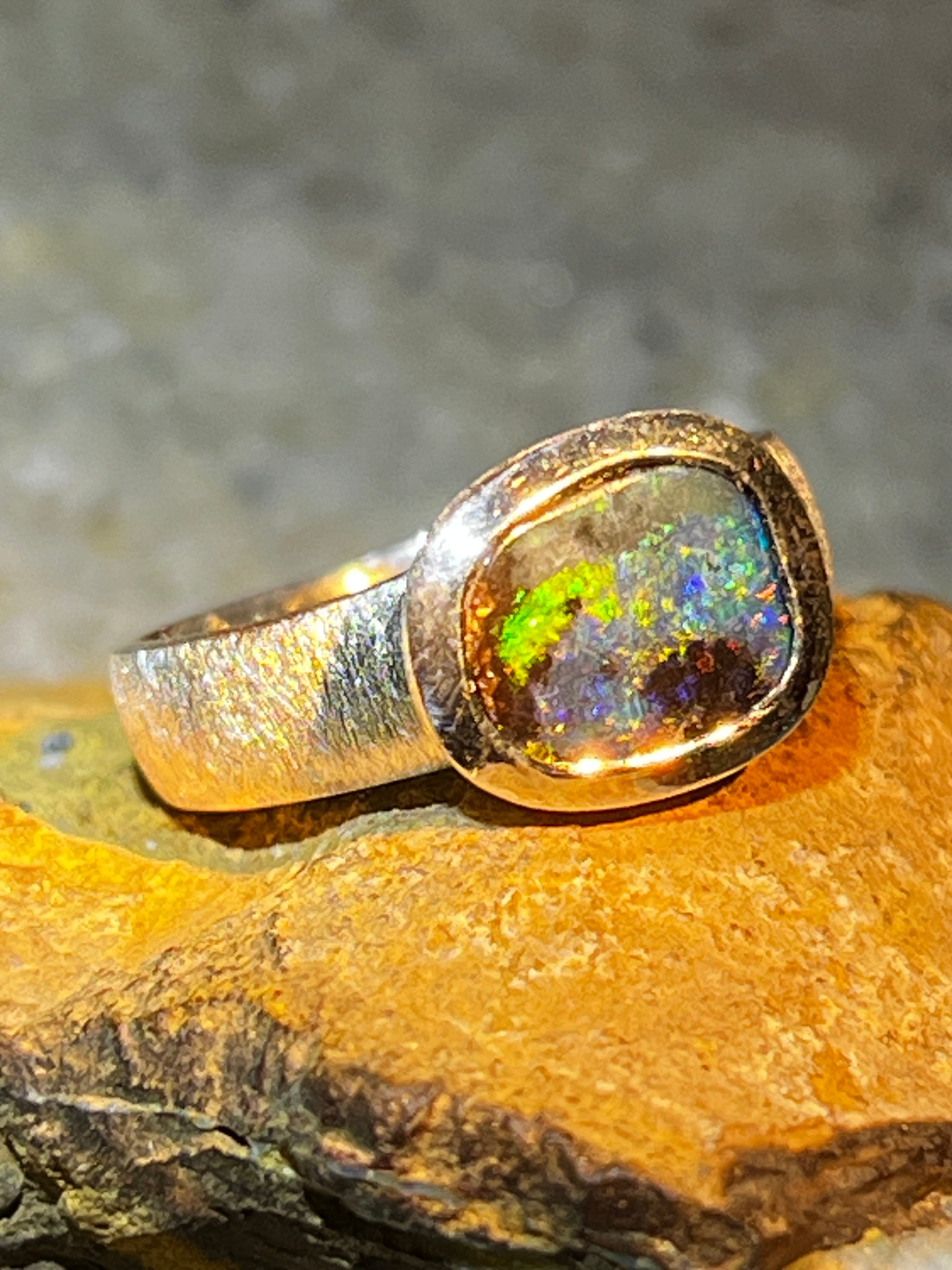 Australischer Boulder Opal mit grün blauen Blitzen Silberring