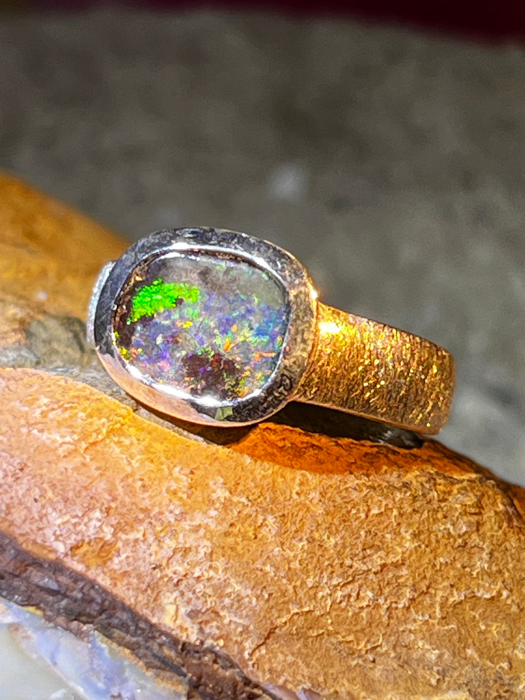 Australischer Boulder Opal mit grün blauen Blitzen Silberring