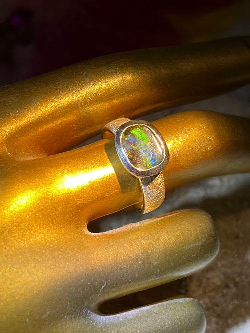 Australischer Boulder Opal mit grün blauen Blitzen Silberring