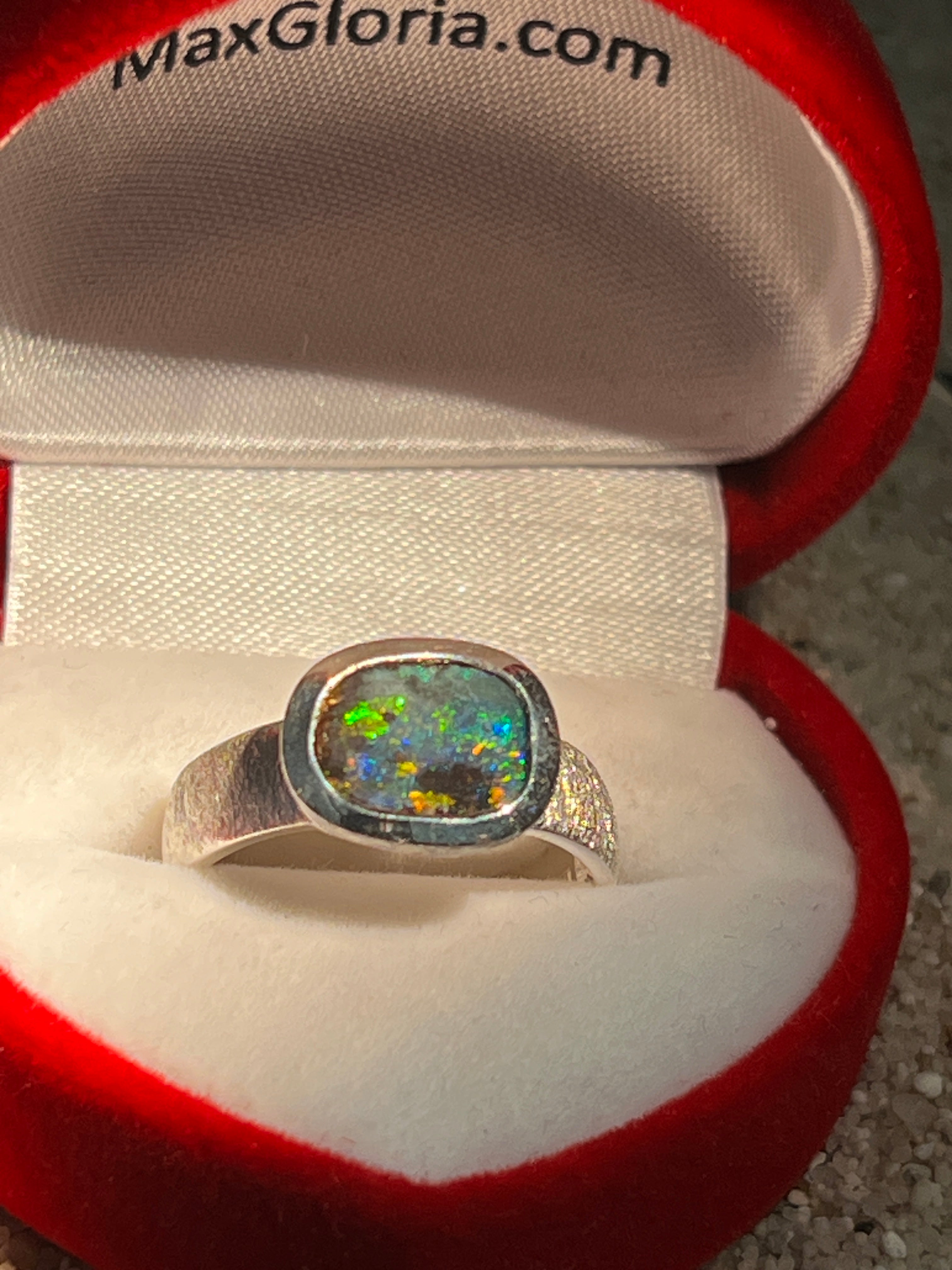 Australischer Boulder Opal mit grün blauen Blitzen Silberring