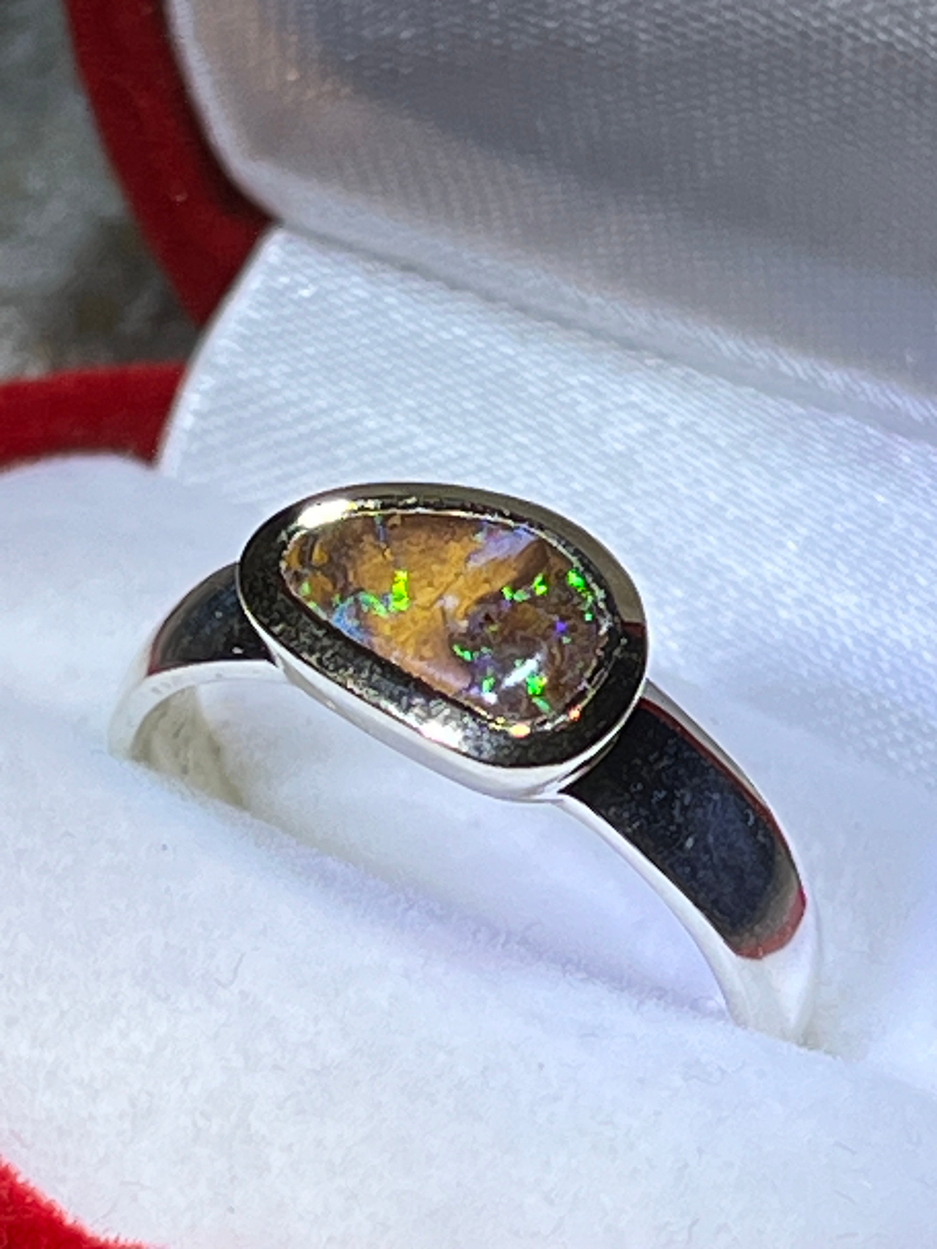 Natur Boulder Opal Queensland Ring in Silber mit teilvergoldeter Fassung