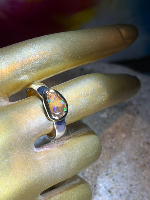 Natur Boulder Opal Queensland Ring in Silber mit teilvergoldeter Fassung