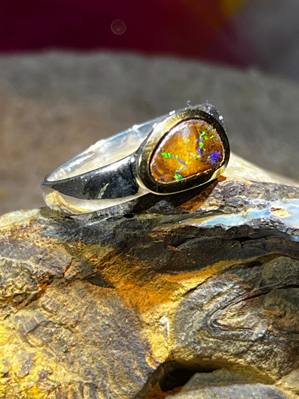 Natur Boulder Opal Queensland Ring in Silber mit teilvergoldeter Fassung