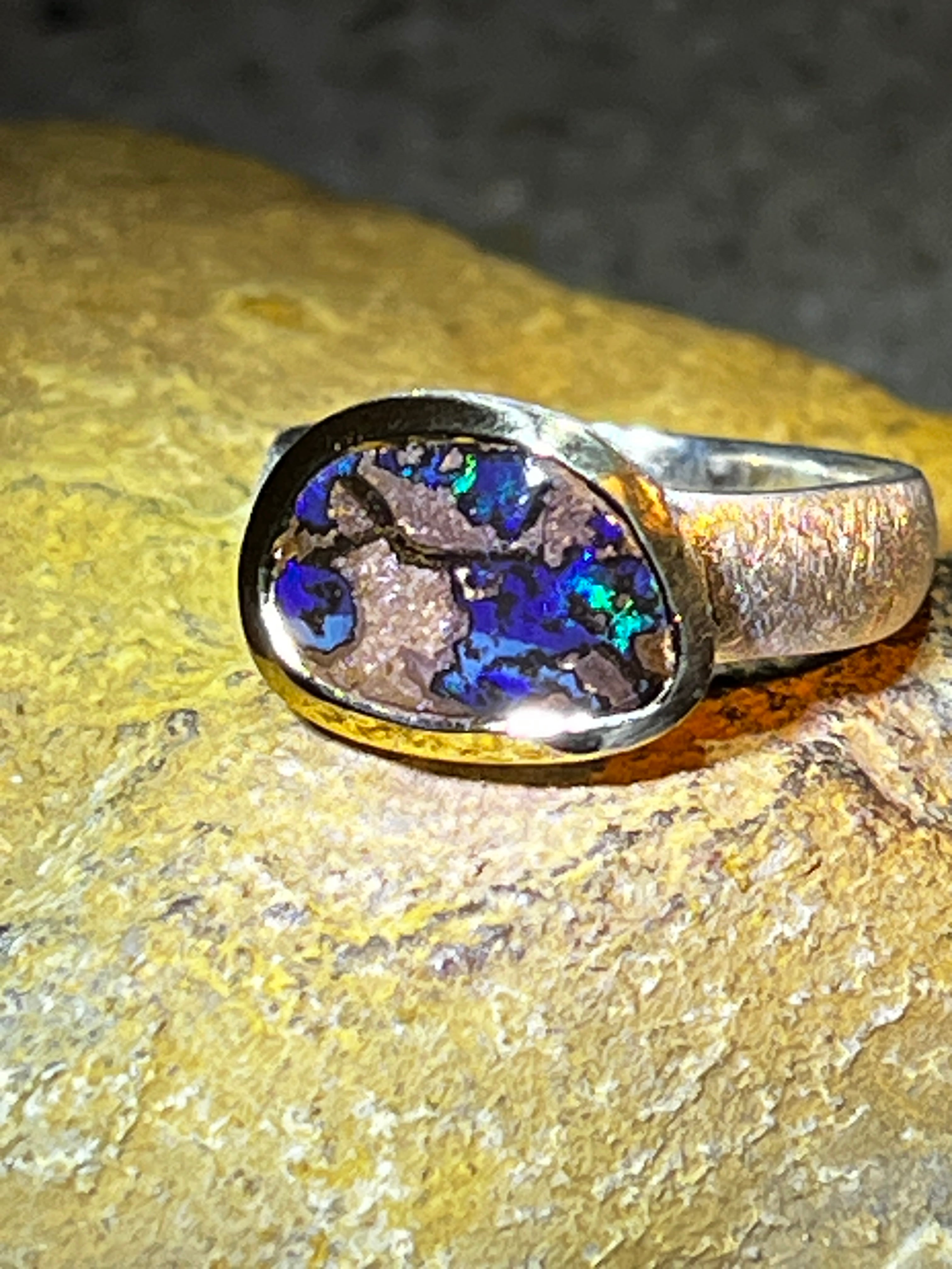 Queensland Natur Boulder Opal Ring in Silber mit teilvergoldeter Fassung