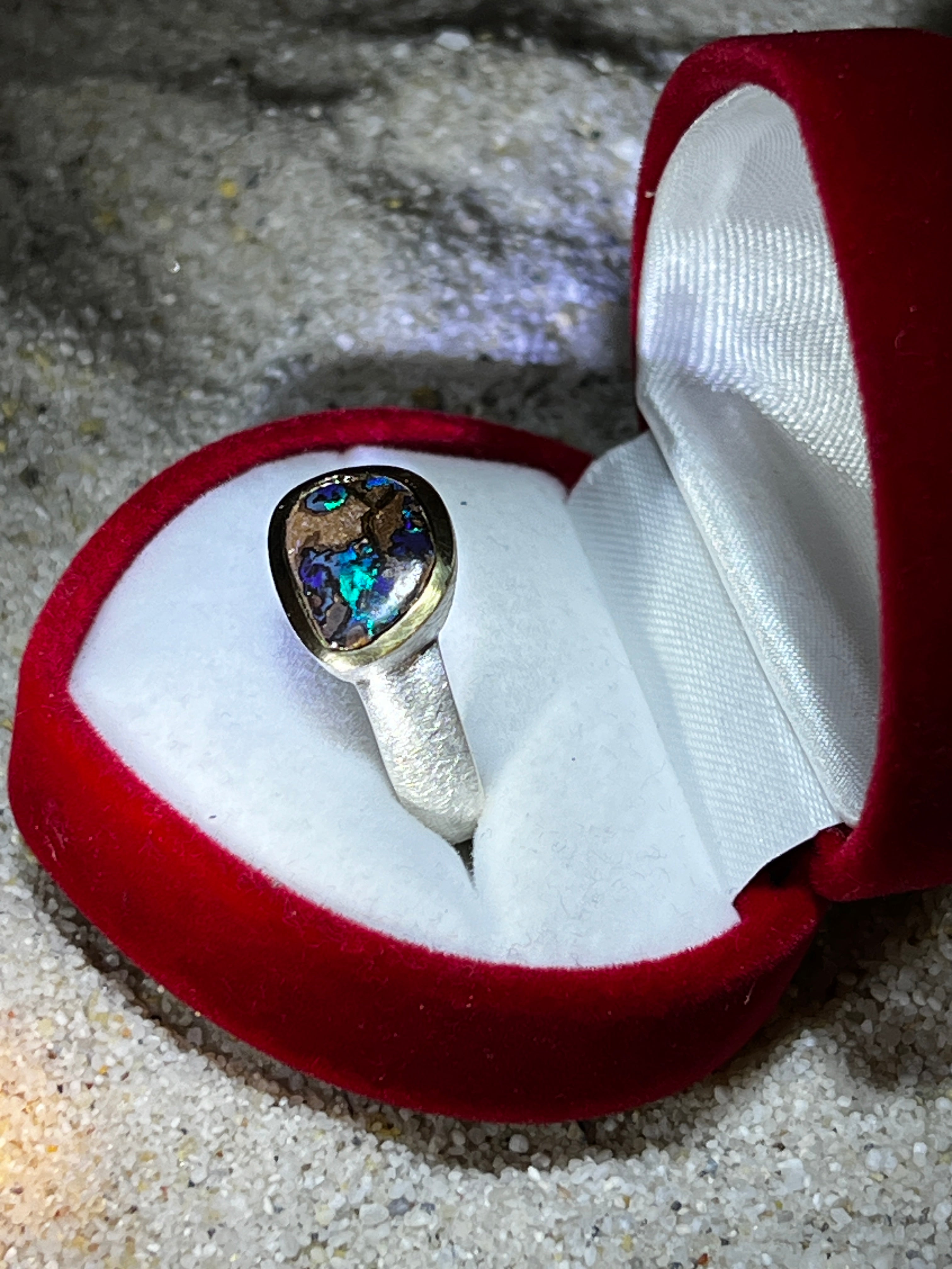 Queensland Natur Boulder Opal Ring in Silber mit teilvergoldeter Fassung