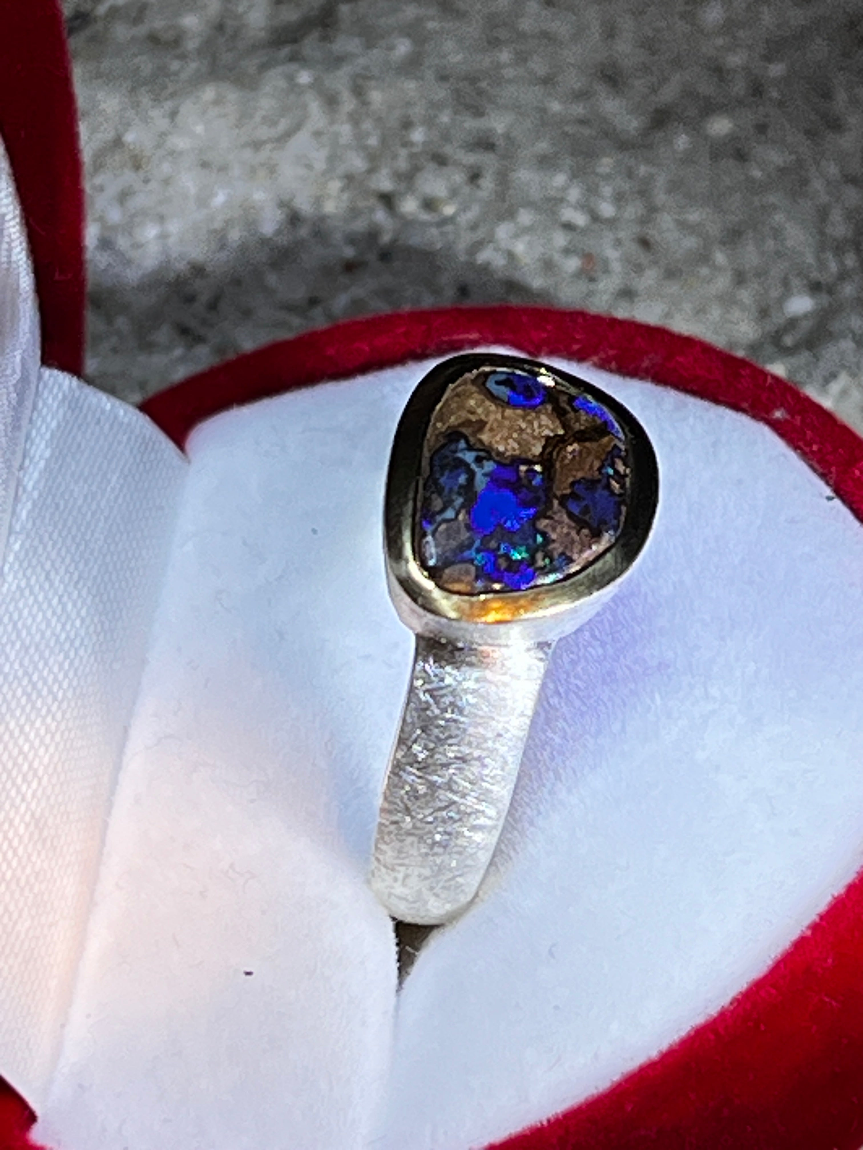Queensland Natur Boulder Opal Ring in Silber mit teilvergoldeter Fassung