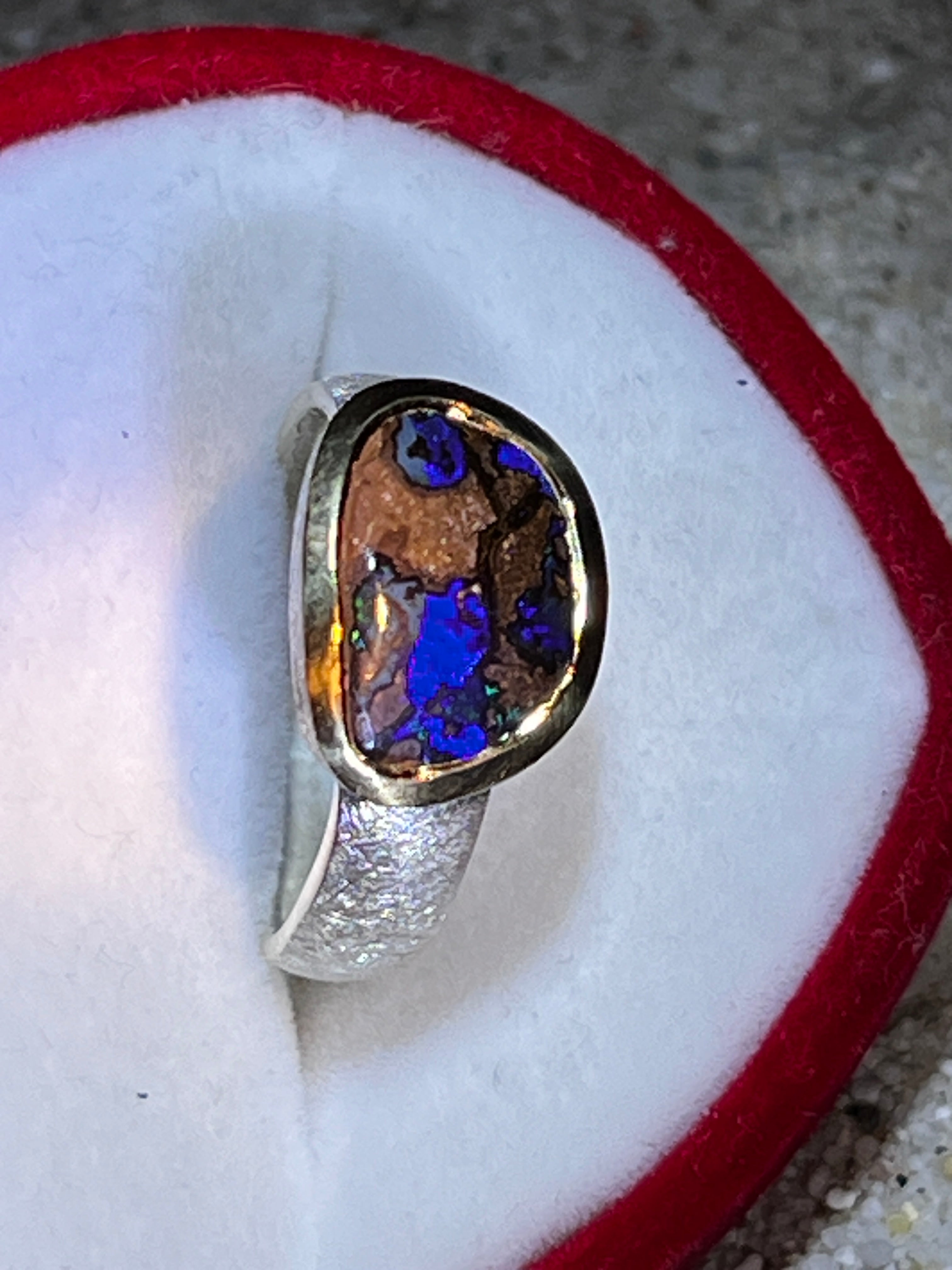 Queensland Natur Boulder Opal Ring in Silber mit teilvergoldeter Fassung