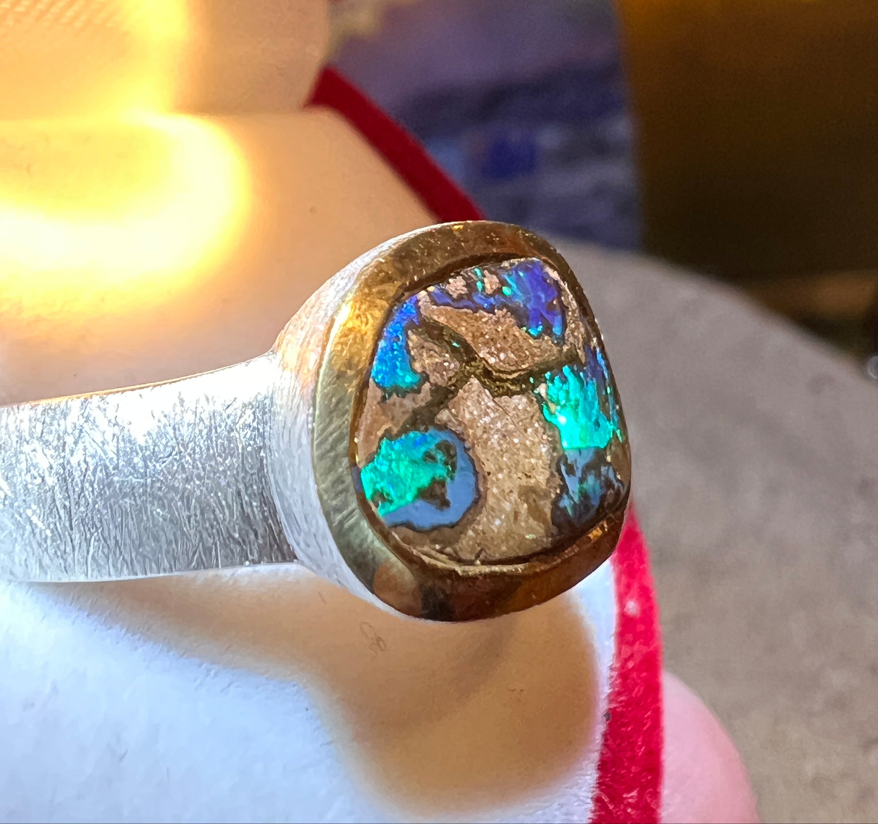 Queensland Natur Boulder Opal Ring in Silber mit teilvergoldeter Fassung