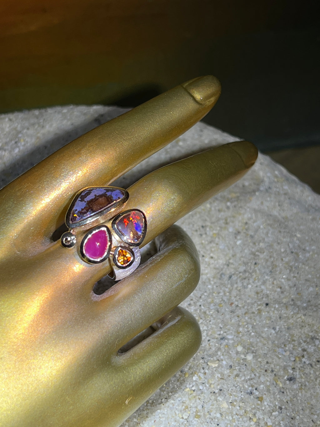 Boulder Opal Queensland Rubin Saphir Kombination Ring in Silber mit vergoldeter Fassung