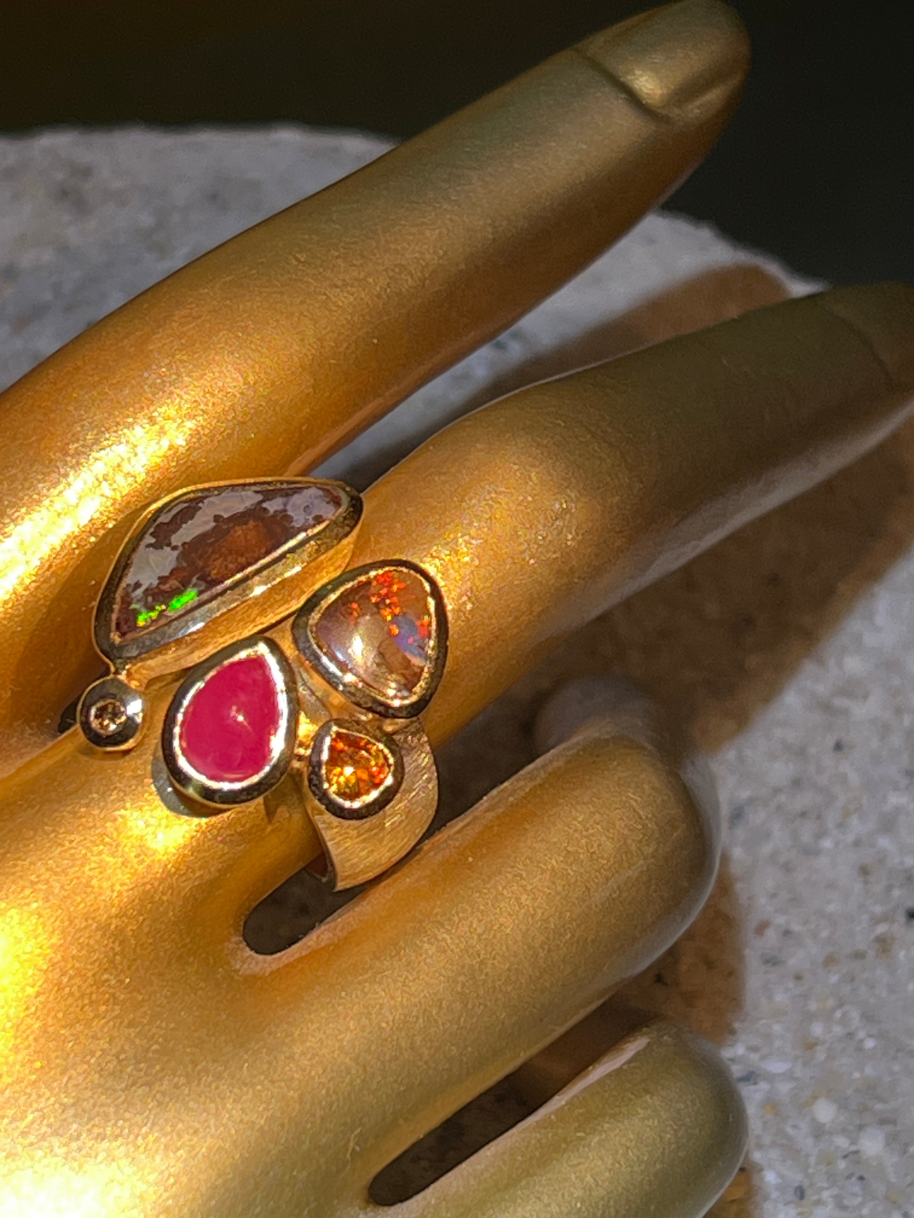 Boulder Opal Queensland Rubin Saphir Kombination Ring in Silber mit vergoldeter Fassung