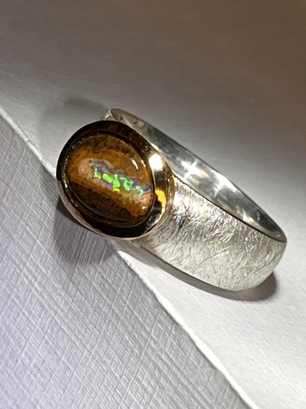 Boulder Opal Schöner Blick Ring in Silber mit vergoldeter Fassung
