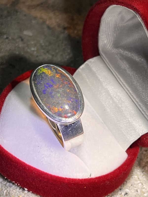 Graue Eminenz großer Boulder Opal Ring in Silber