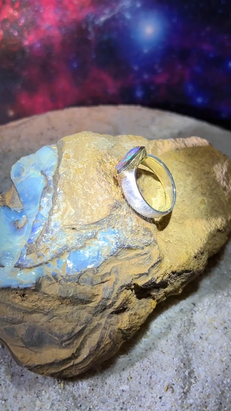 Galaxy Violett Boulder Opal Ring