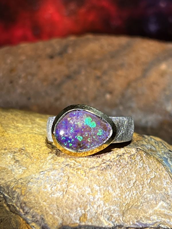 Galaxy Violett Boulder Opal Ring
