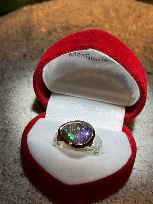 Galaxy Violett Boulder Opal Ring