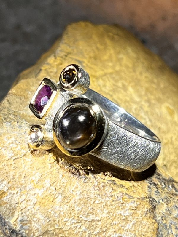 Schwarz Violettes Spiel Ring in Silber mit teilvergoldeter Fassung