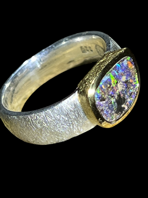 Boulder Opal Multicolor Gustav Klimt Ring in Silber mit vergoldeter Fassung