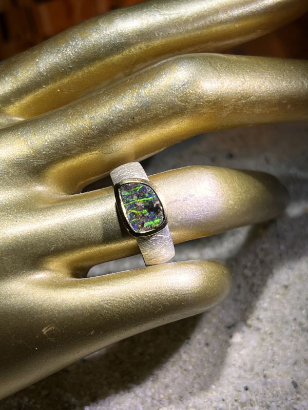 Boulder Opal Multicolor Gustav Klimt Ring in Silber mit vergoldeter Fassung