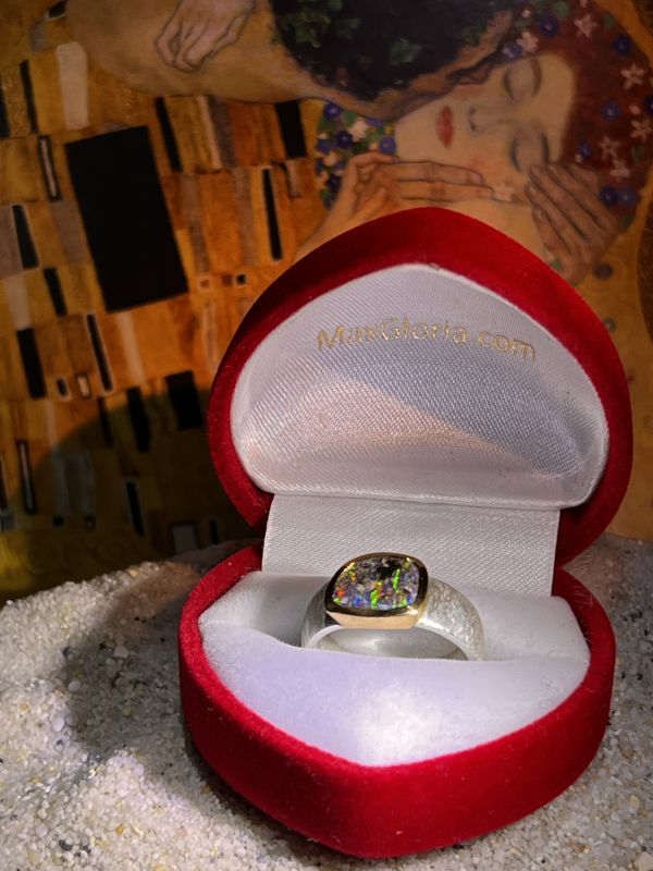 Boulder Opal Multicolor Gustav Klimt Ring in Silber mit vergoldeter Fassung