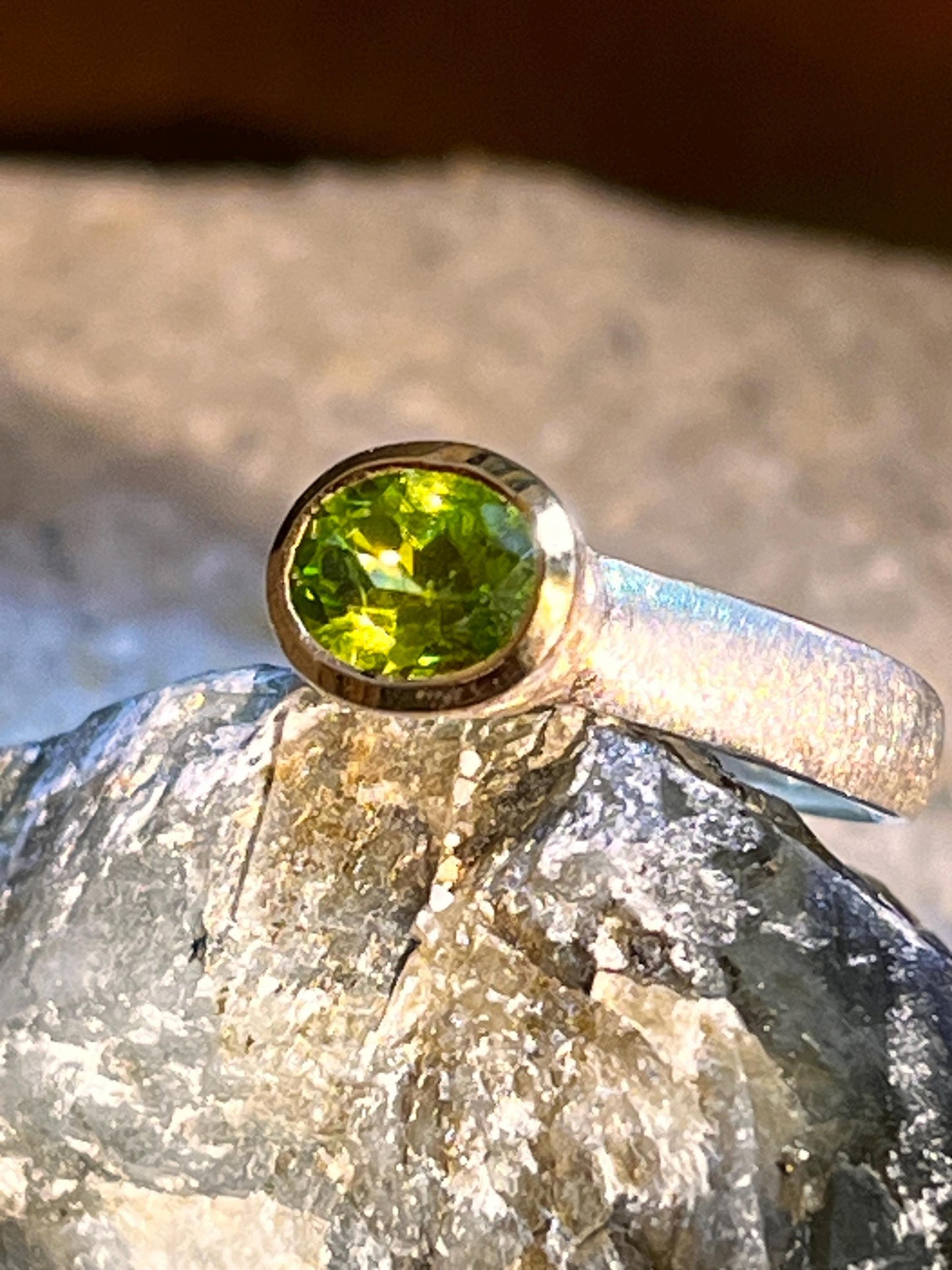 Peridot Sonne Ring in Silber mit teilvergoldeter Fassung