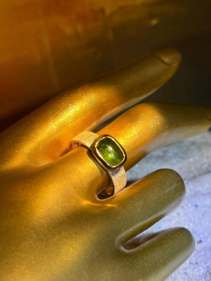 Mein Preis Turmalin Cabochon Natur Grün Ring in Silber mit teilvergoldeter Fassung