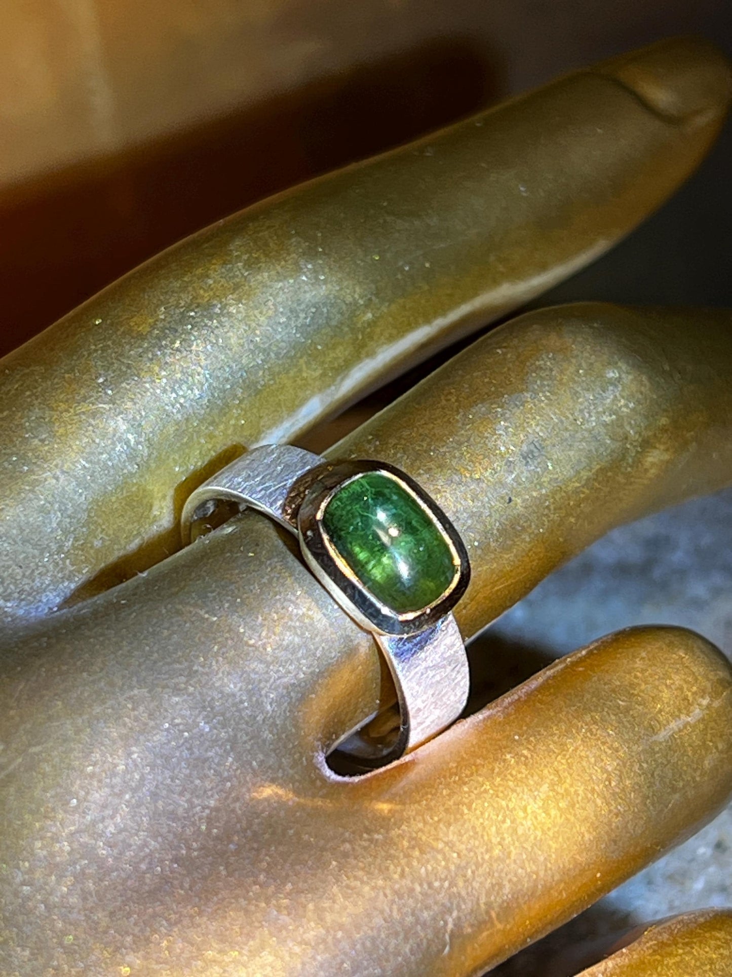 Mein Preis Turmalin Cabochon Natur Grün Ring in Silber mit teilvergoldeter Fassung