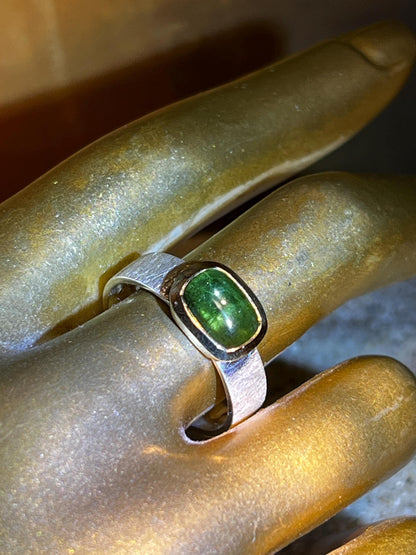 Mein Preis Turmalin Cabochon Natur Grün Ring in Silber mit teilvergoldeter Fassung