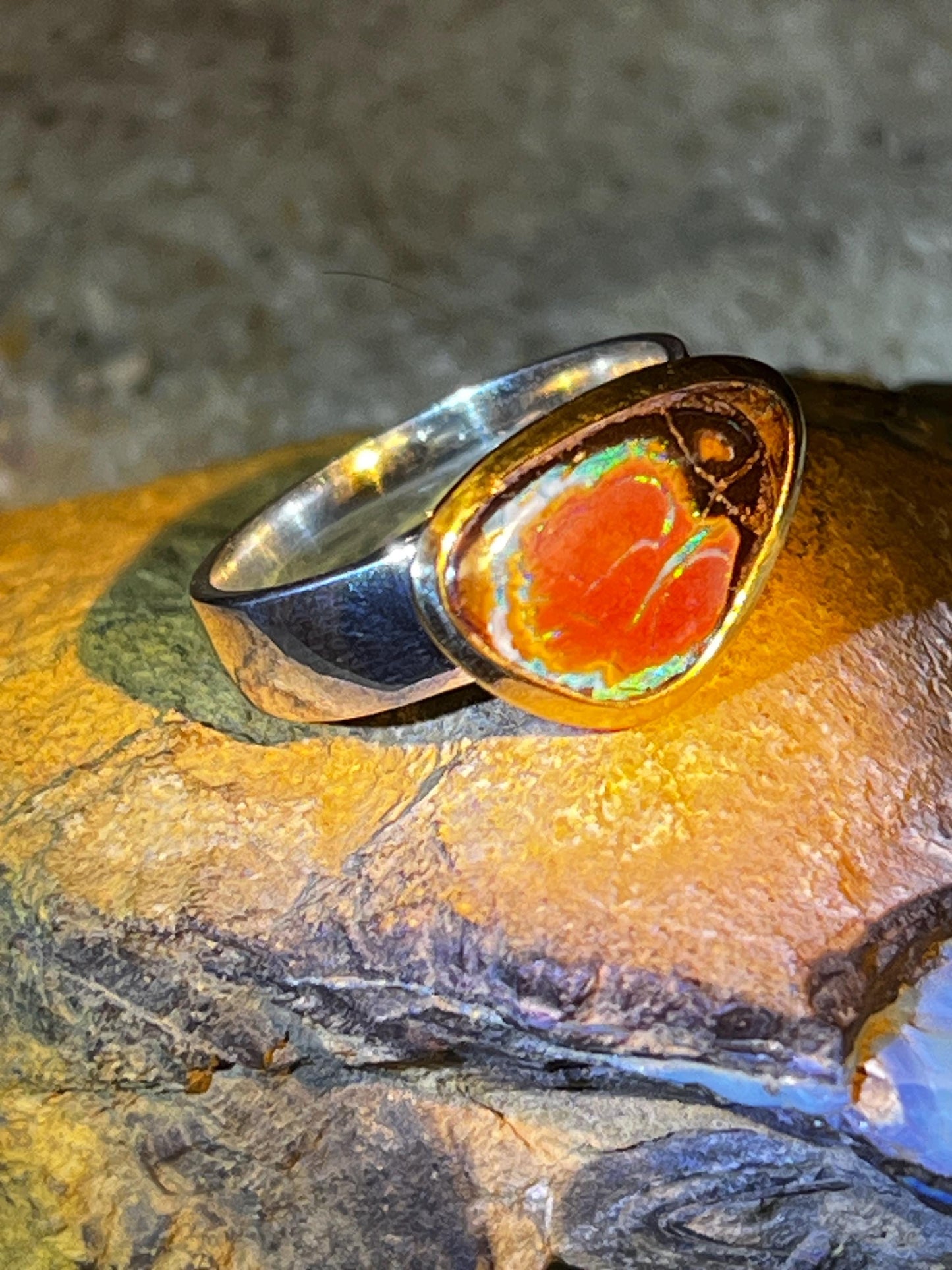 Boulder Natur Opal Queensland Ring in Silber mit goldplattierter Fassung