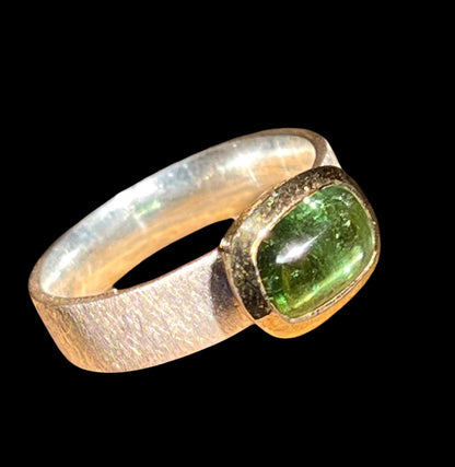 Mein Preis Turmalin Cabochon Natur Grün Ring in Silber mit teilvergoldeter Fassung