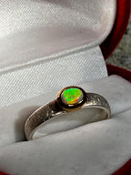australischer Flashopal in 18kt Goldvermeilfassung Sterlingsilberring deutsche Handarbeit