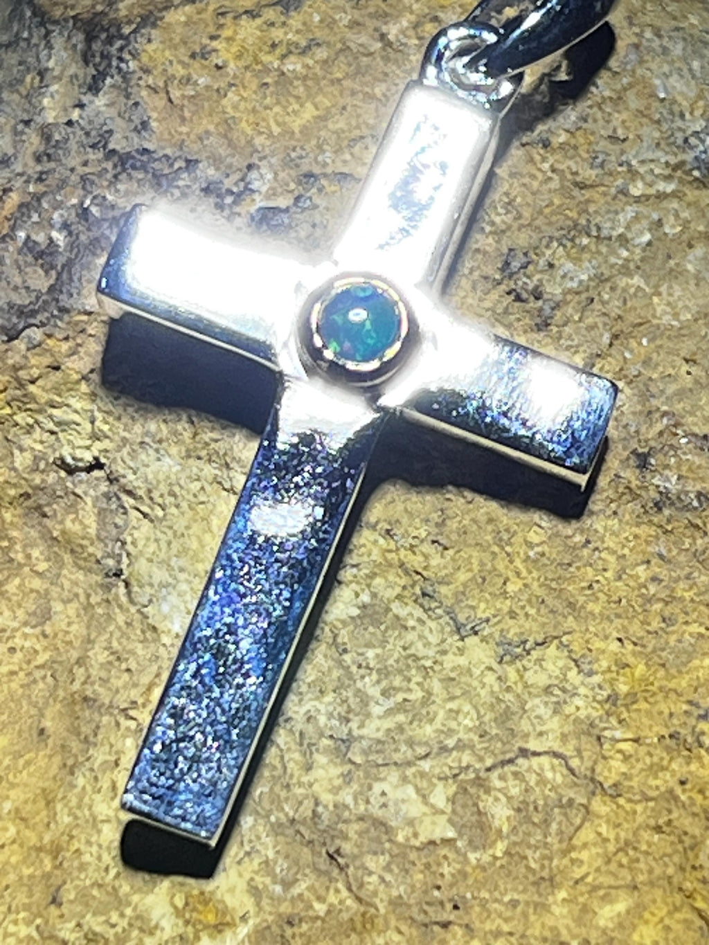 Sterlingsilber Kreuz mit natürlichem Schwarzopal 18kt Goldvermeilfassung deutsche massive Arbeit