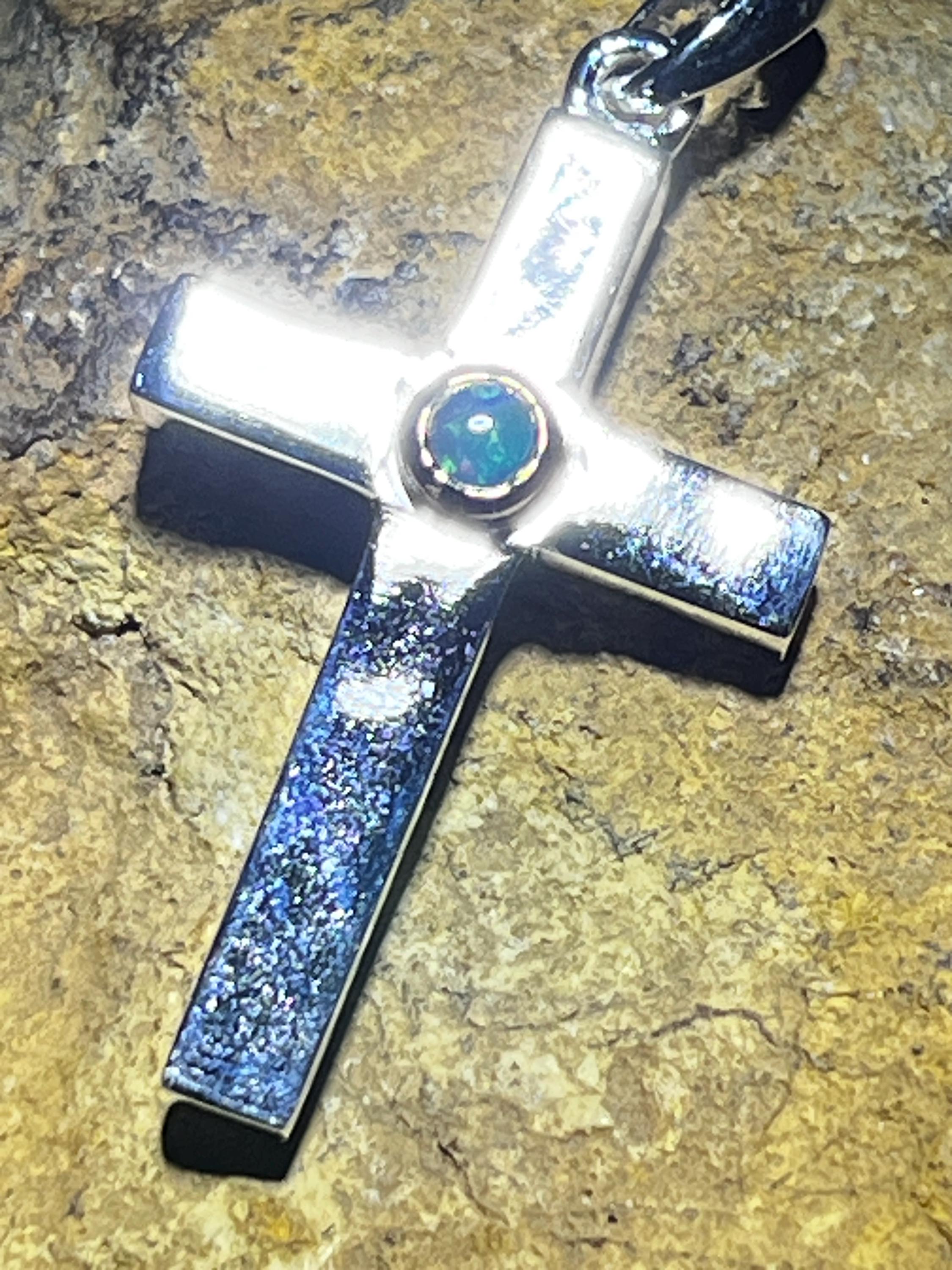 Sterlingsilber Kreuz mit natürlichem Schwarzopal 18kt Goldvermeilfassung deutsche massive Arbeit