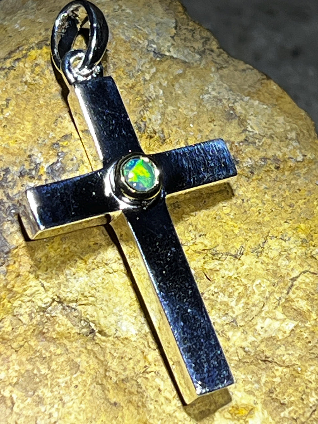 Sterlingsilber Kreuz mit natürlichem Schwarzopal 18kt Goldvermeilfassung deutsche massive Arbeit