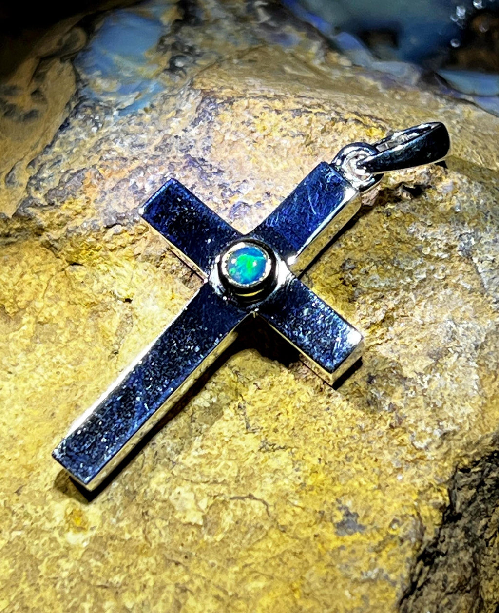 Sterlingsilber Kreuz mit natürlichem Schwarzopal 18kt Goldvermeilfassung deutsche massive Arbeit