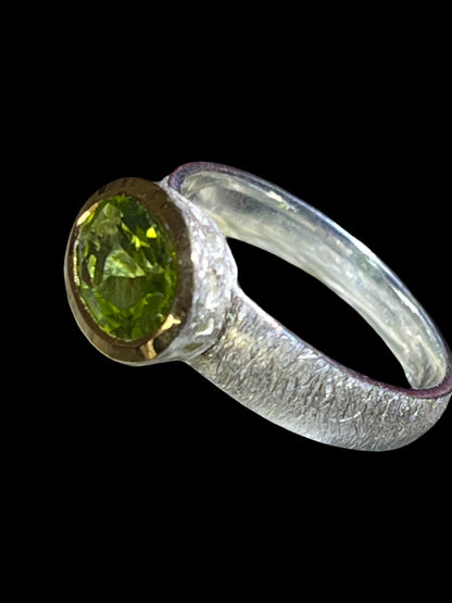 Grüner Turmalin Ring in Silber mit teilvergoldeter Fassung