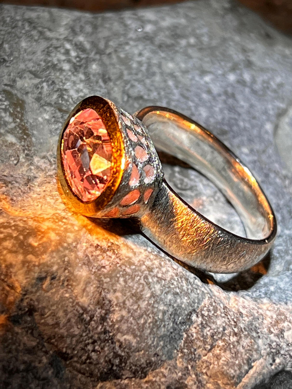 Natürlicher Kunzit Sterlingsilberring Pfirsichrote Liebe 18kt Goldvermei Fassung deutsche Handarbeit