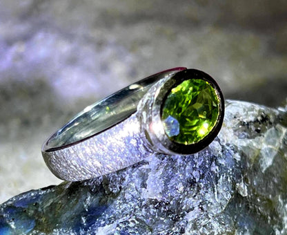 Grüner Turmalin Ring in Silber mit teilvergoldeter Fassung