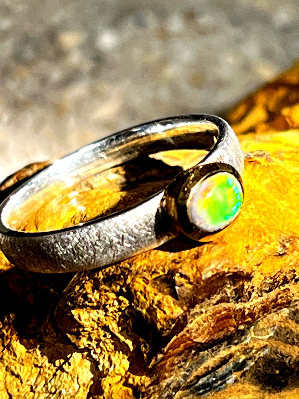 australischer Flashopal in 18kt Goldvermeilfassung Sterlingsilberring deutsche Handarbeit