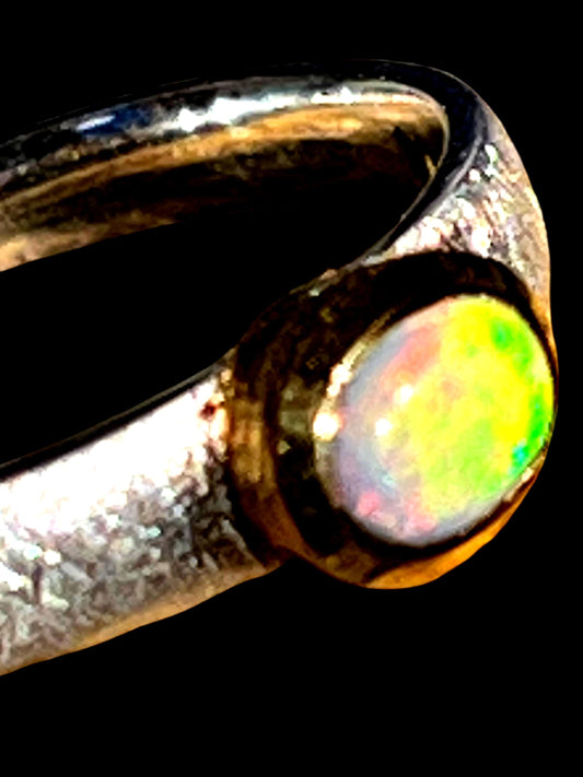 australischer Flashopal in 18kt Goldvermeilfassung Sterlingsilberring deutsche Handarbeit