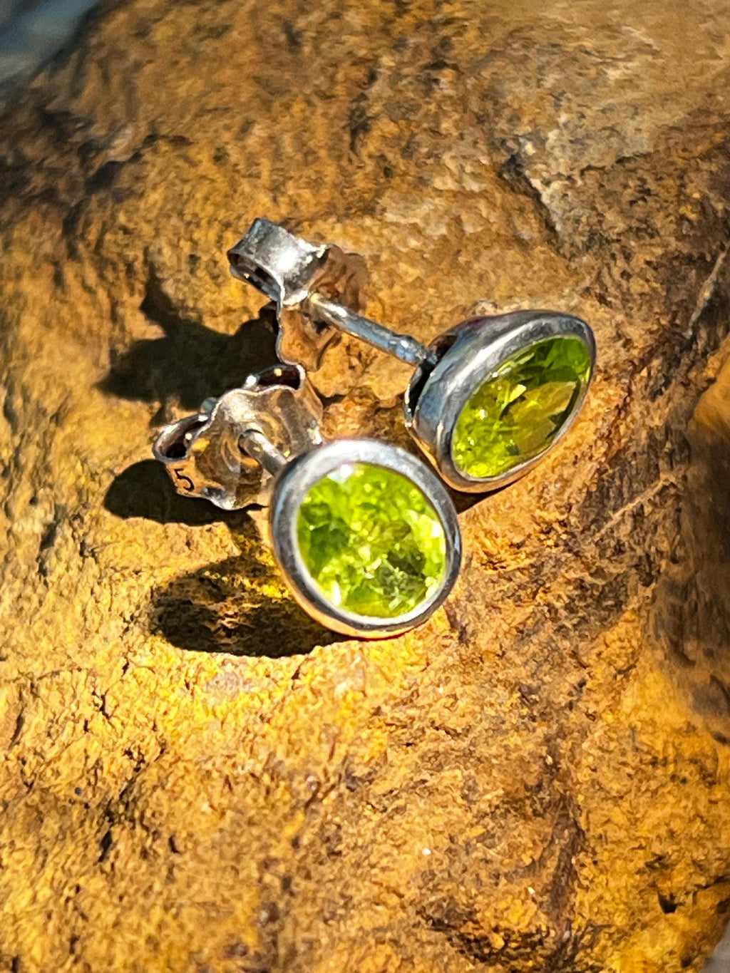 Natürliche Peridot Ohrstecker in Sterling Silber
