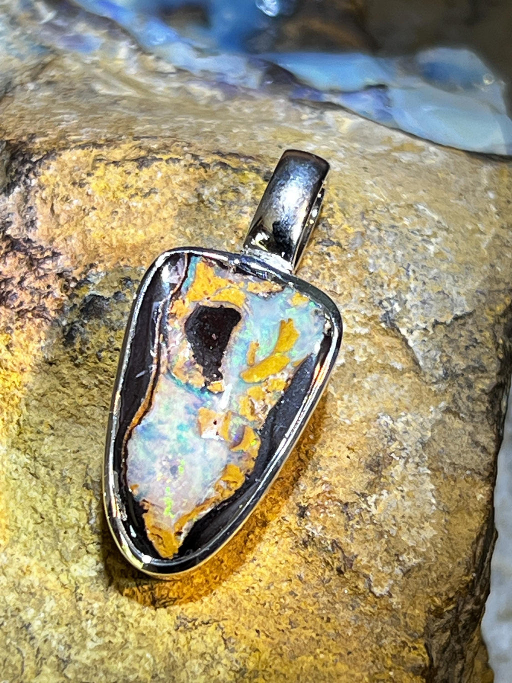 Boulder Opal Naturstrucktur Anhänger in Sterlingsilber